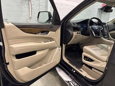 Used 2020 Cadillac Escalade Premium Luxury AWD/4WD image 12