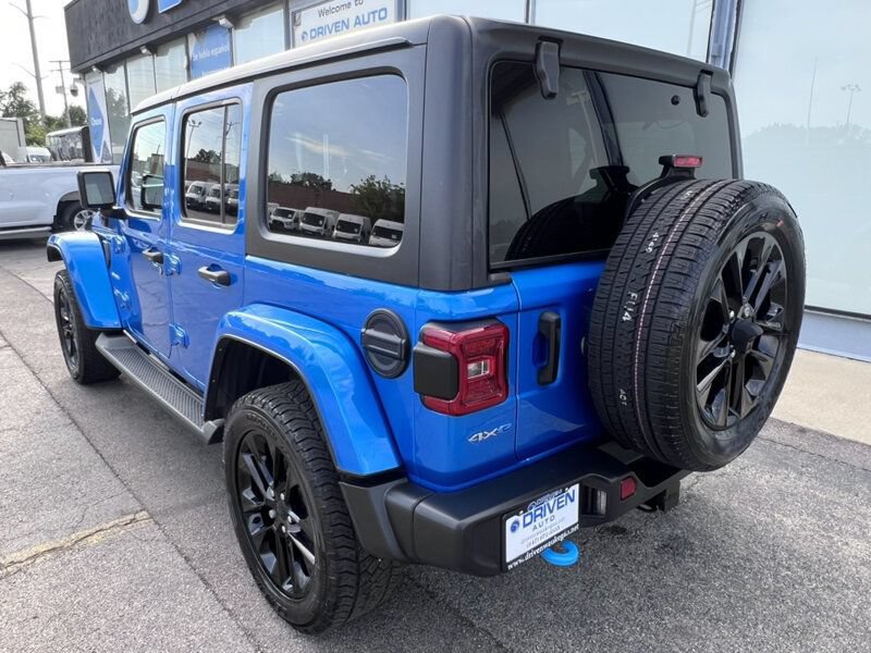 Used 2023 Jeep Wrangler Unlimited Sahara w/ Cold Weather Group AWD/4WD image 35
