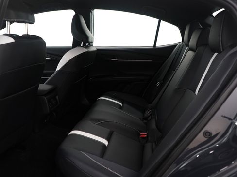 Used 2025 Toyota Camry SE image 14