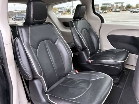 Used 2023 Chrysler Pacifica Limited image 22