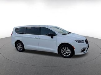 Used 2025 Chrysler Pacifica Select video 2