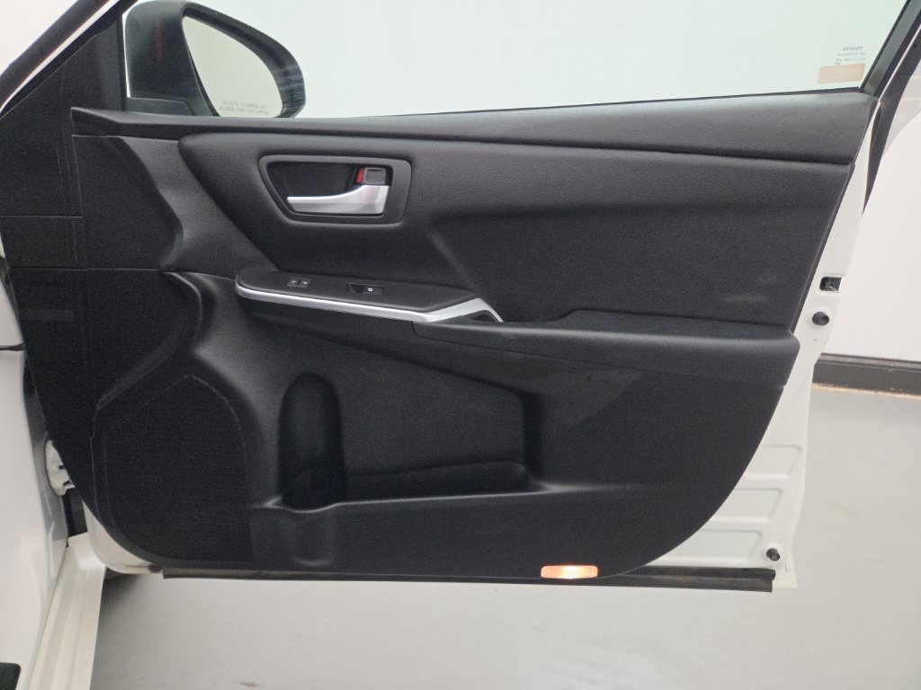 Used 2016 Toyota Camry SE FWD image 13