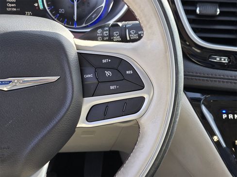 Used 2018 Chrysler Pacifica Limited image 27