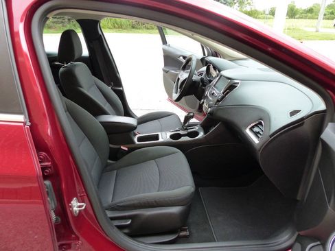 Used 2017 Chevrolet Cruze LT w/ Convenience Package FWD image 40