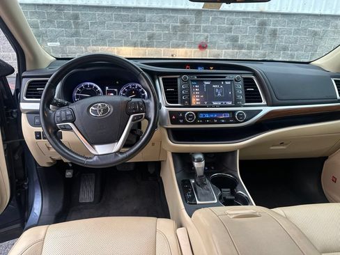 Used 2018 Toyota Highlander Limited Platinum AWD/4WD image 16