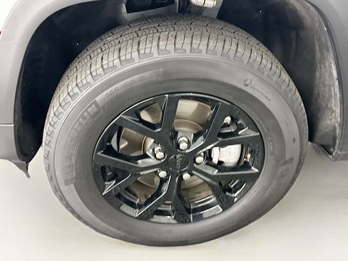 Used 2024 Jeep Grand Cherokee L Laredo image 11