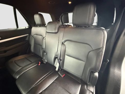 Used 2017 Ford Explorer XLT w/ Equipment Group 202A AWD/4WD image 15