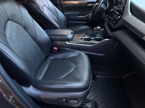 Used 2022 Toyota Highlander Platinum FWD image 26
