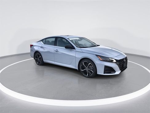 Used 2023 Nissan Altima 2.5 SR w/ SR Premium Package image 2