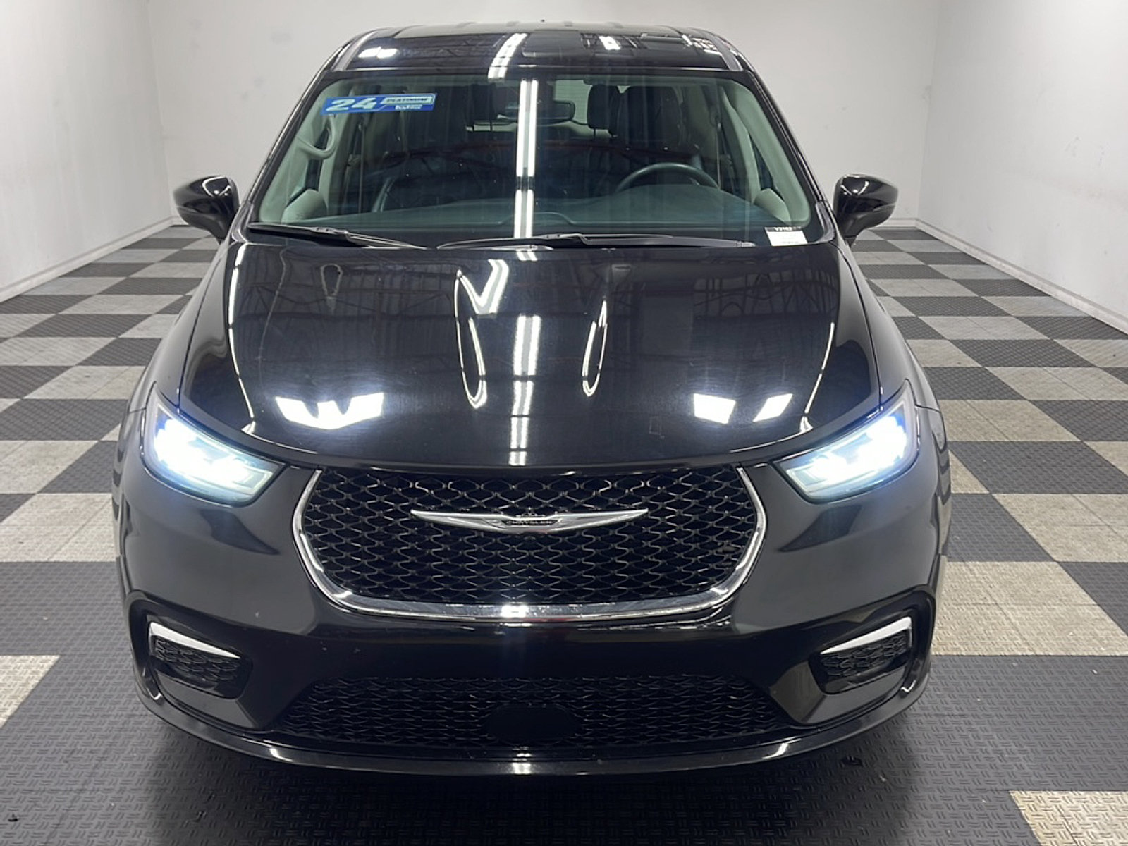 Used 2023 Chrysler Pacifica Touring-L FWD image 24