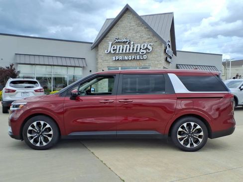 Used 2024 Kia Carnival EX FWD image 2