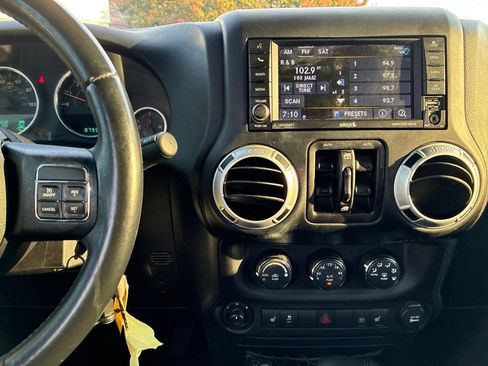 Used 2016 Jeep Wrangler Unlimited Sahara w/ Connectivity Group AWD/4WD image 18