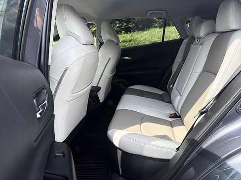 Used 2022 Toyota Venza LE AWD/4WD image 12