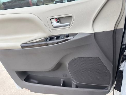 Used 2017 Toyota Sienna XLE image 22