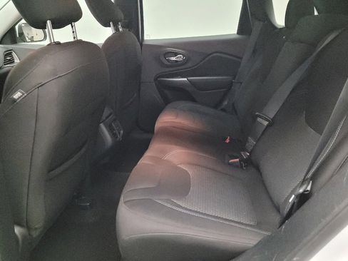 Used 2019 Jeep Cherokee Latitude w/ Popular Appearance Group AWD/4WD image 18