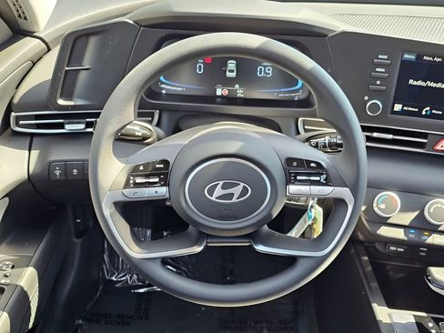 Used 2025 Hyundai Elantra SE FWD image 15