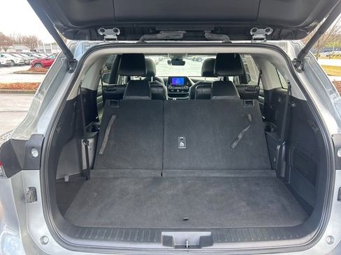 Used 2024 Toyota Highlander XLE image 8