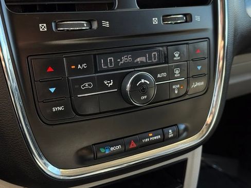 Certified 2016 Chrysler Town & Country Touring FWD image 24