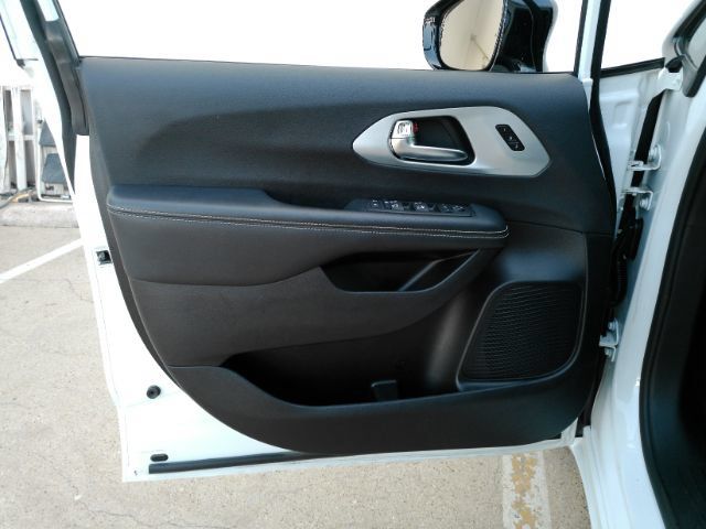 Used 2025 Chrysler Pacifica Limited FWD image 15