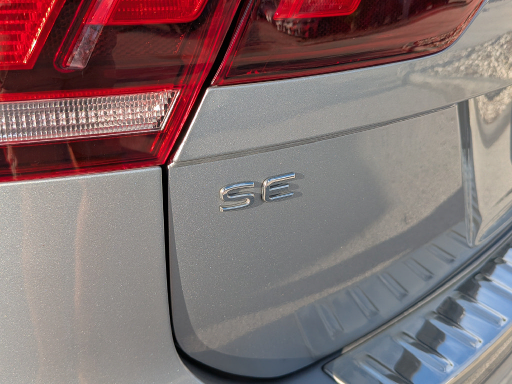 Certified 2023 Volkswagen Tiguan SE R-Line FWD image 9