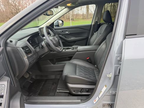 Used 2025 Nissan Rogue Platinum w/ Platinum Premium Package image 11