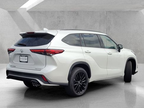 Used 2023 Toyota Highlander XSE AWD/4WD image 4