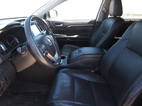 Used 2016 Toyota Highlander Limited image 16