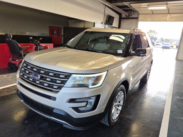 Used 2017 Ford Explorer XLT FWD image 2