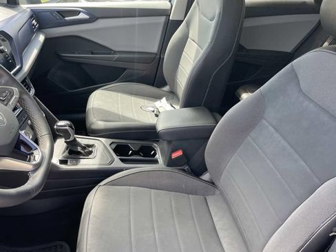 Certified 2022 Volkswagen Taos SE FWD image 20