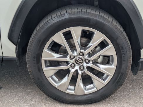 Used 2021 Toyota RAV4 XLE Premium FWD image 9