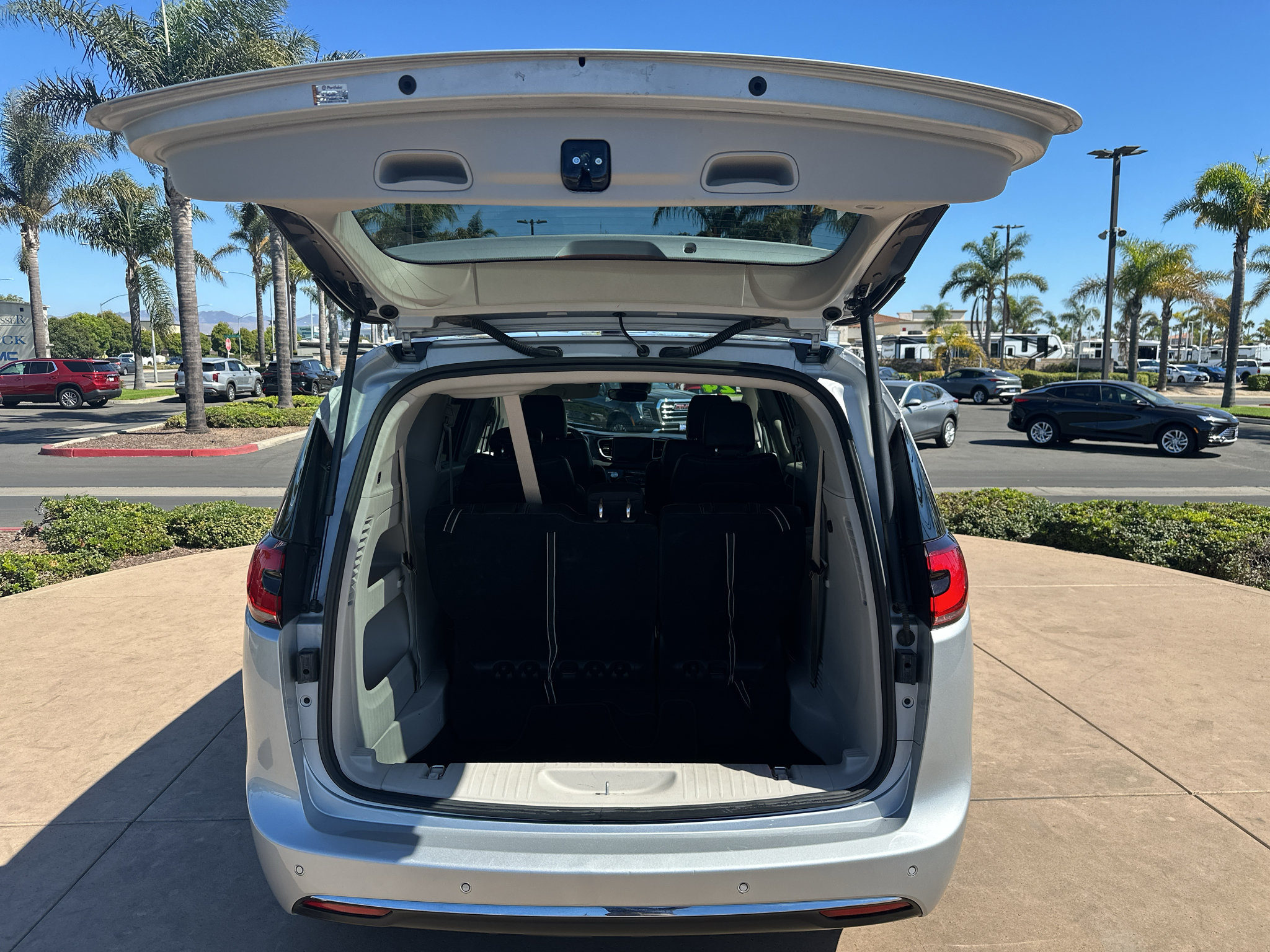 Used 2024 Chrysler Pacifica Touring-L FWD image 13