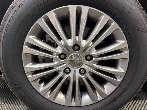 Used 2014 Chrysler Town & Country Touring-L FWD image 33