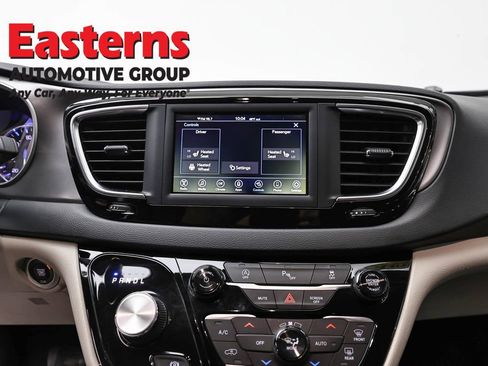 Used 2020 Chrysler Pacifica Touring-L FWD image 12