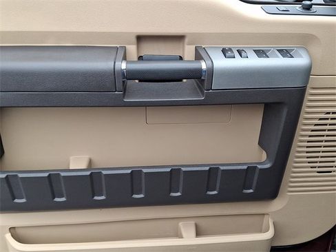 Used 2016 Ford F250 XLT w/ XLT Premium Package image 12