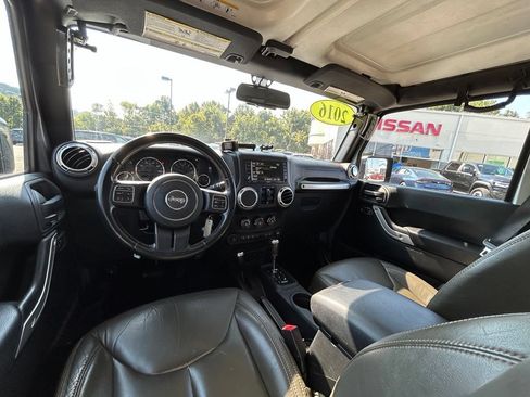 Used 2016 Jeep Wrangler Unlimited Sahara w/ Connectivity Group AWD/4WD image 6