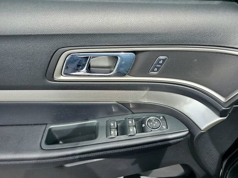 Used 2017 Ford Explorer XLT w/ Equipment Group 202A FWD image 21