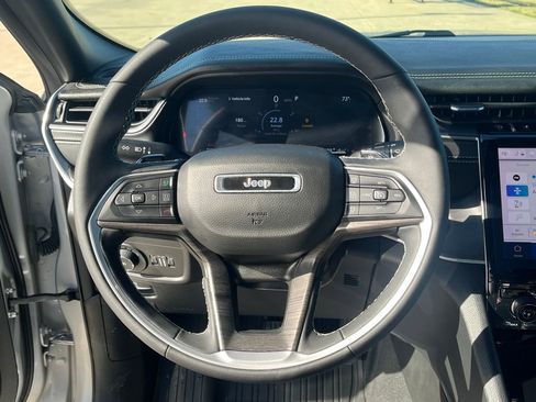 Used 2024 Jeep Grand Cherokee Limited w/ Luxury Tech Group II image 18