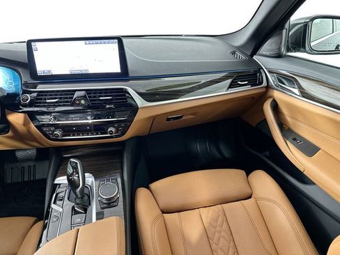 Used 2023 BMW 530e xDrive w/ Premium Package image 27