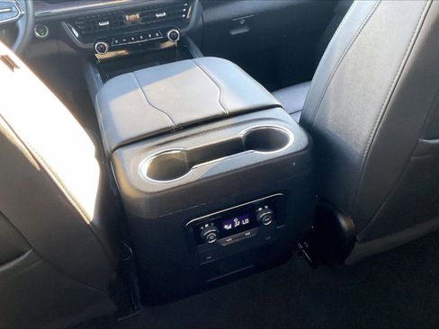 Used 2025 Chevrolet Suburban Z71 image 27