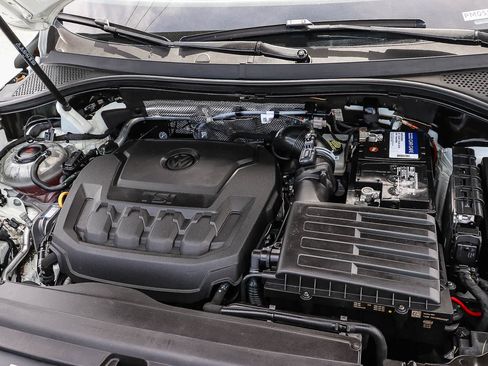 Used 2023 Volkswagen Tiguan SE w/ Panoramic Sunroof Package image 30