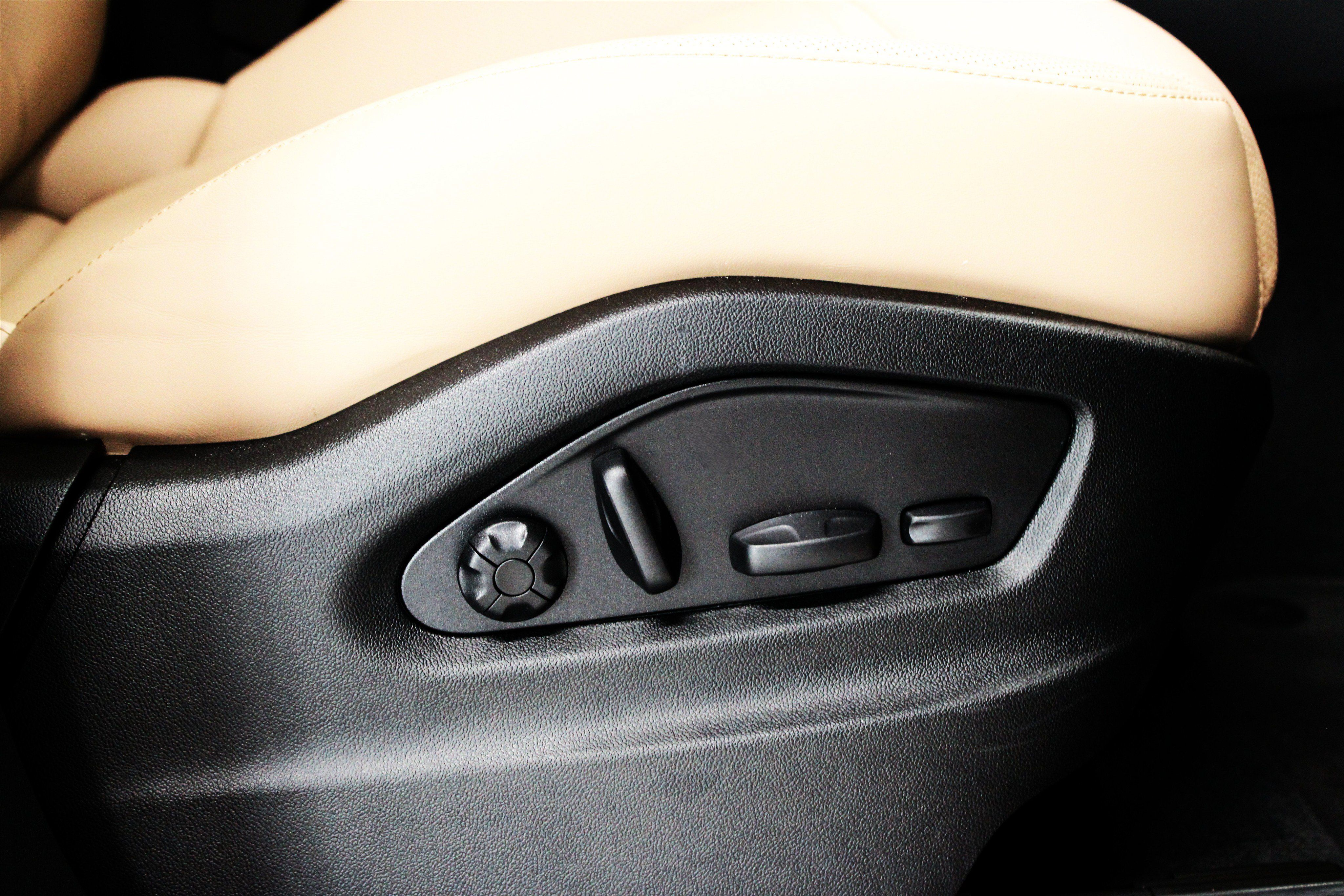 Used 2025 Porsche Cayenne Turbo AWD/4WD image 33