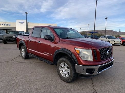 Used 2019 Nissan Titan SV w/ SV Convenience Package image 3