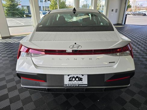 New 2026 Hyundai Elantra Hybrid FWD image 4