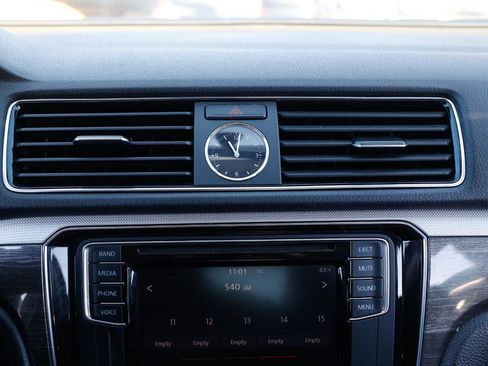 Used 2017 Volkswagen Passat 1.8T SE image 34