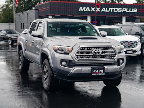 Used 2016 Toyota Tacoma TRD Sport w/ Premium & Technology Package image 2