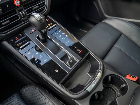 Used 2025 Porsche Macan image 20