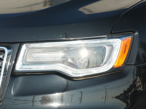 Used 2020 Jeep Grand Cherokee Overland AWD/4WD image 16