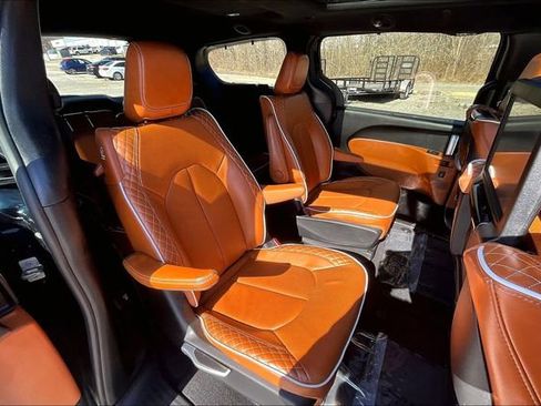 Used 2024 Chrysler Pacifica Pinnacle w/ Trailer Tow Group image 27