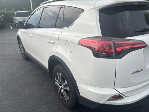 Used 2018 Toyota RAV4 LE FWD image 9