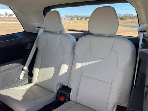 Used 2022 Volvo XC90 T6 Momentum image 10